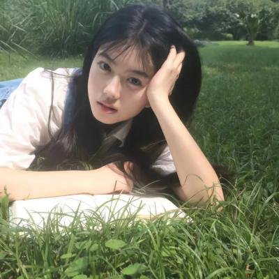 与一位女士合影